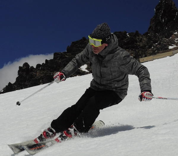 Esquiador disfrutando esquiar